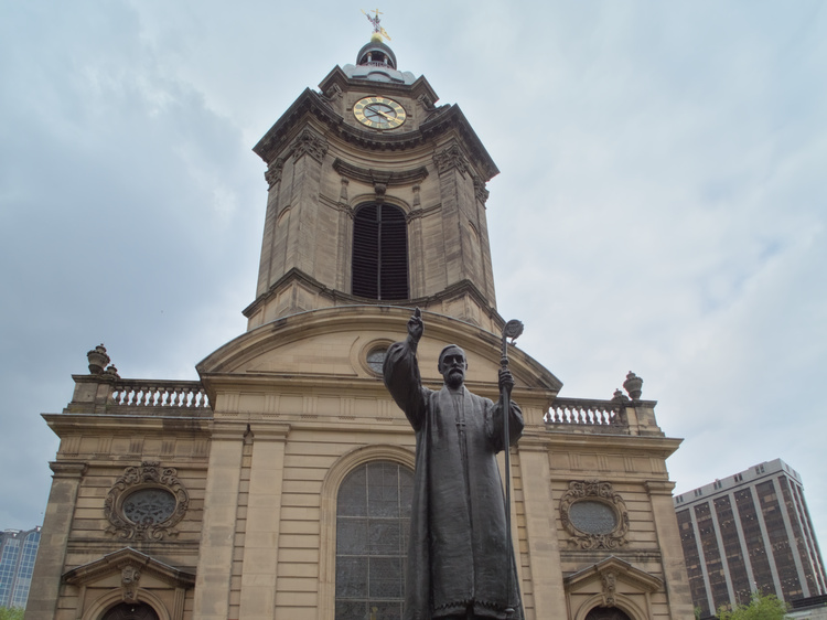 Al frente de la catedral está la estatua de Charles Gore, primer obispo de Birmingham.