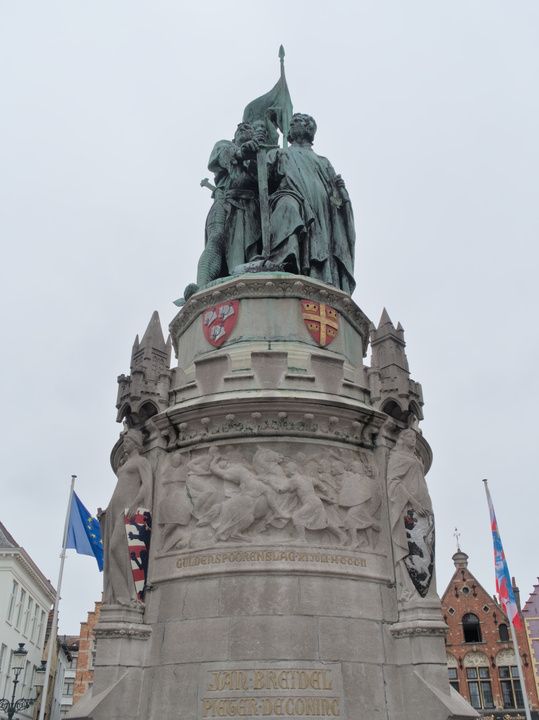 Estatua a Jan Breydel y Pieter de Coninck, quienes supuestamente lideraron la resistencia flamenca en contra de Francia en el siglo XIV.