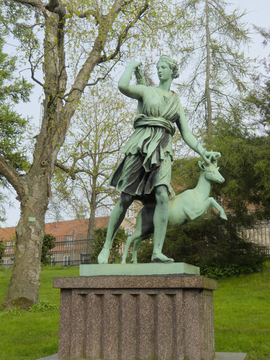 Estatua de bronce de la diosa Artemisa.
