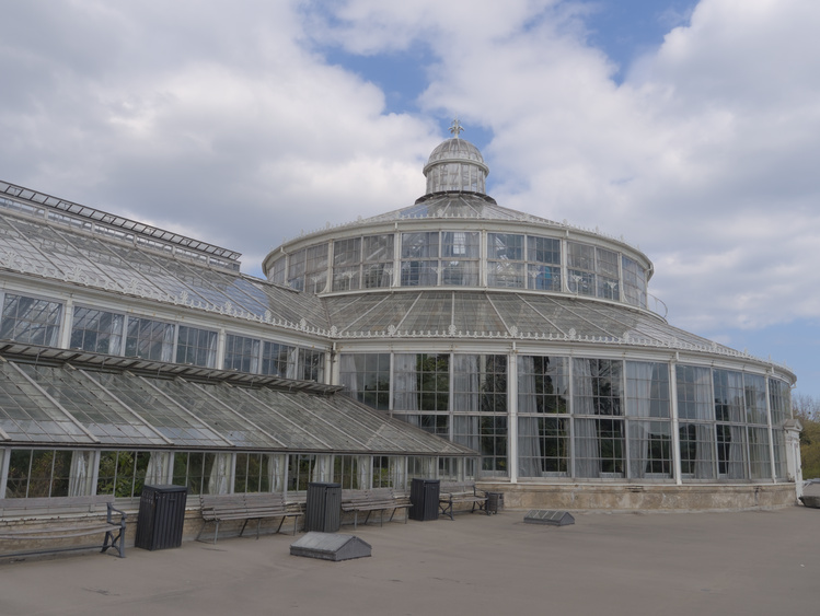 Cúpula metálica de un invernadero.
