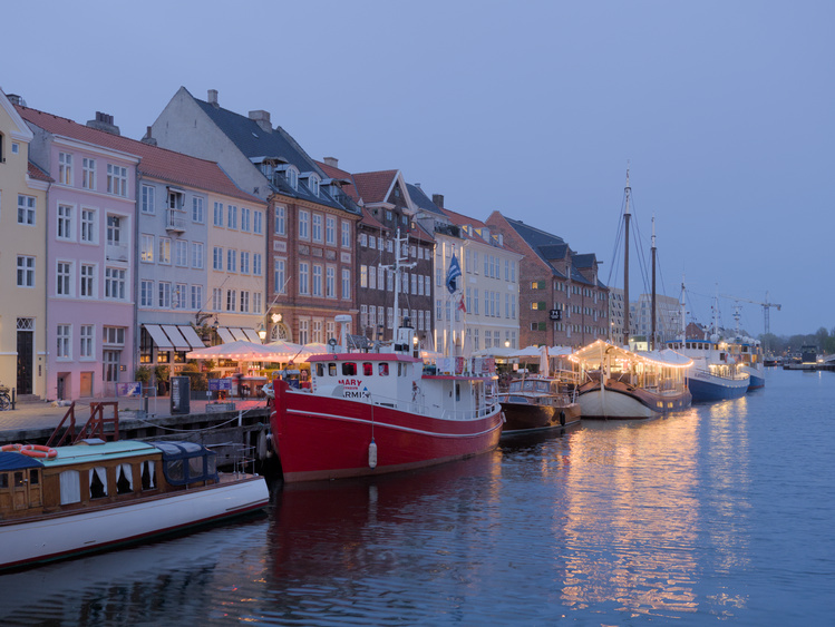 Botes en los canales vistos al atardecer.
