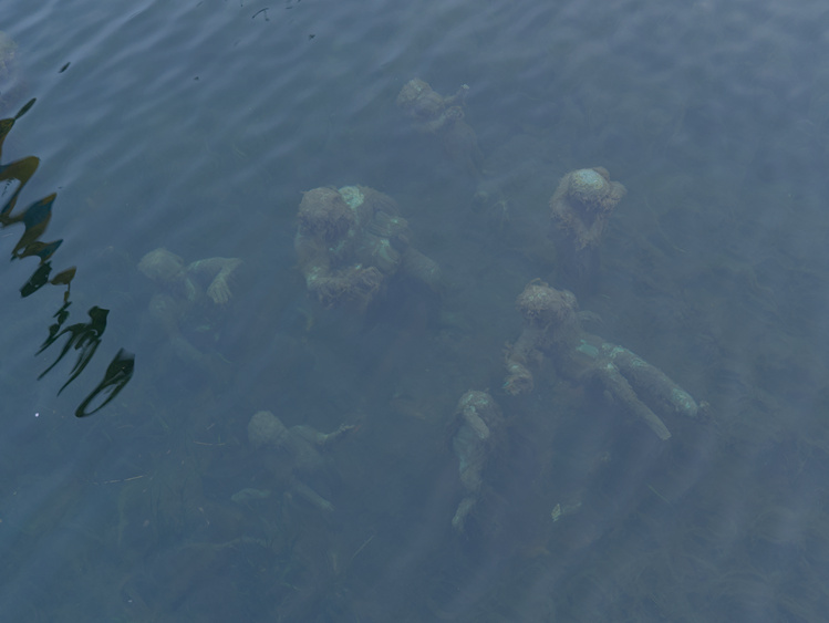 Estatuas sumergidas en el canal.
