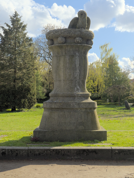 Tumba que consiste en una estatua de un búho y su nido.
