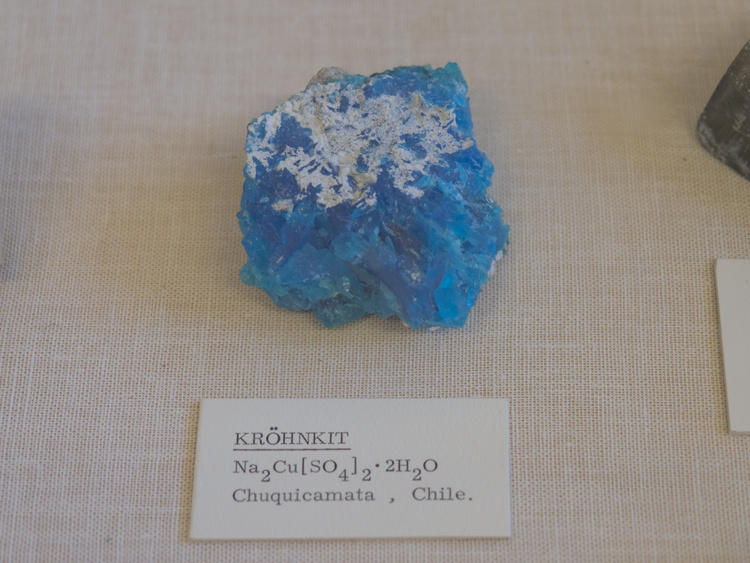 Foto de un mineral azul etiquetado como Krönkita, de origen Chuquicamanta, Chile.
