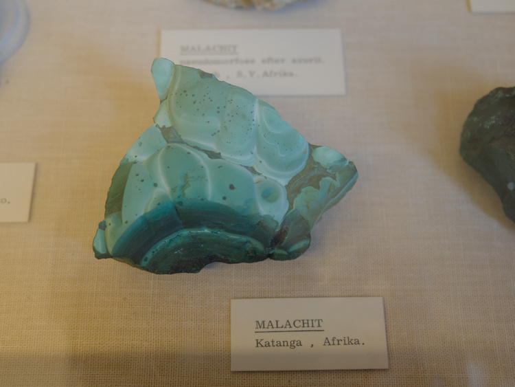Mineral verde etiquetado como Malaquita, de origen Katanga, Africa.
