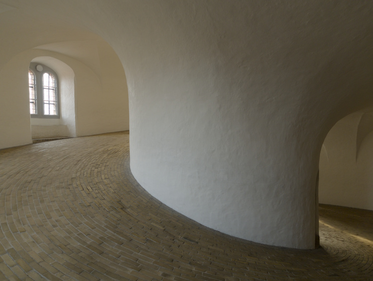 Foto de un piso en espiral hecho de ladrillos.
