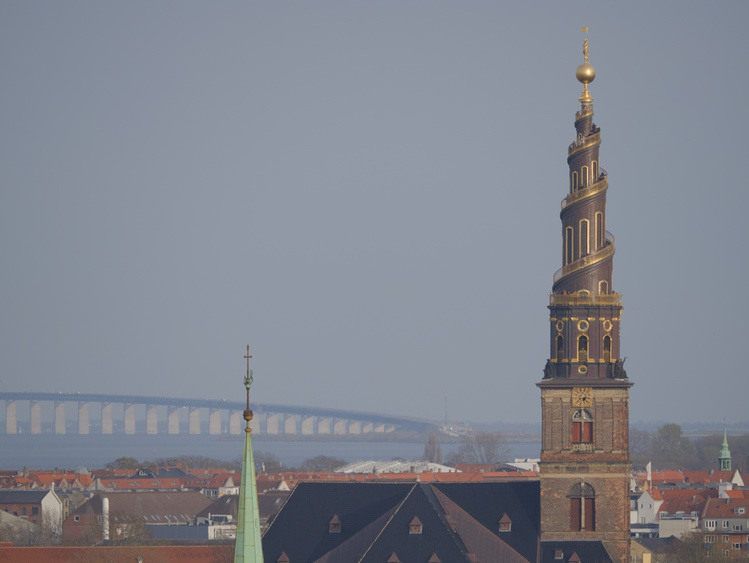 Torre con una escalera dorada en espiral.
