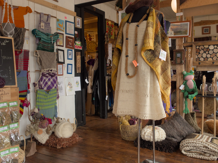 En la tienda se exponen trabajos de más de 70 artesanos del colectivo DecoCalen.