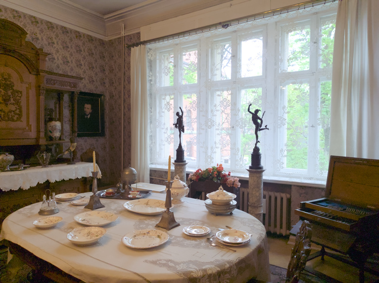 Comedor con amplia ventana, una mesa de seis asientos y todo muy elegantemente decorado.
