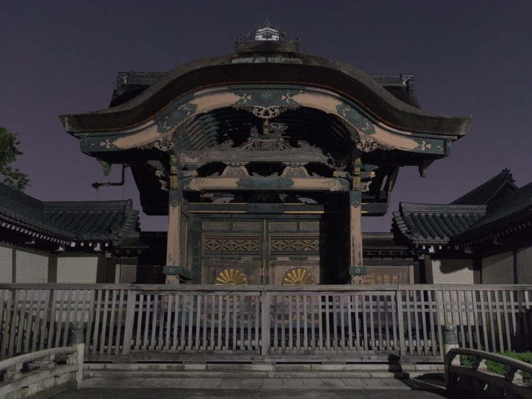 Una de las puertas del templo Higashihonganji.