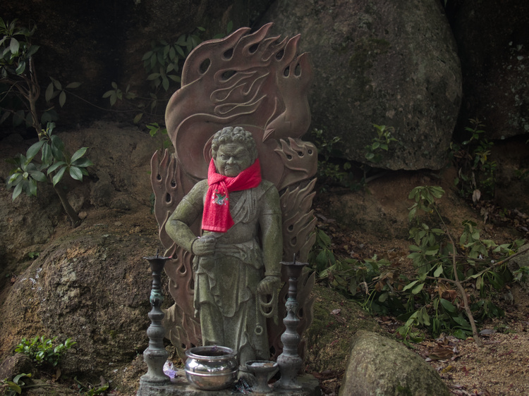 Es bastante común ver las estatuas de los templos con alguna prenda roja.