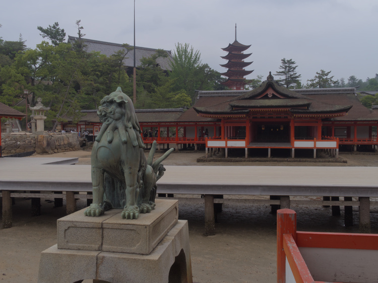 Uno de los Komainu que hacen guardia al templo.