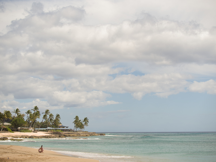 Las nubes acompañaban el paisaje de Mākaha Beach.