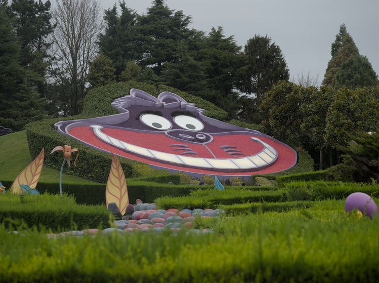 Jardín laberinto con la cara del Gato de Cheshire.
