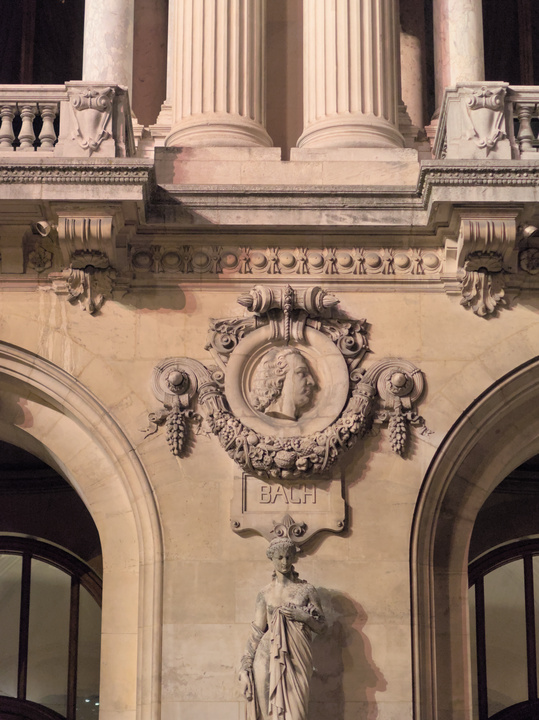 El Palacio Garnier tiene figuras de varios músicos importantes.