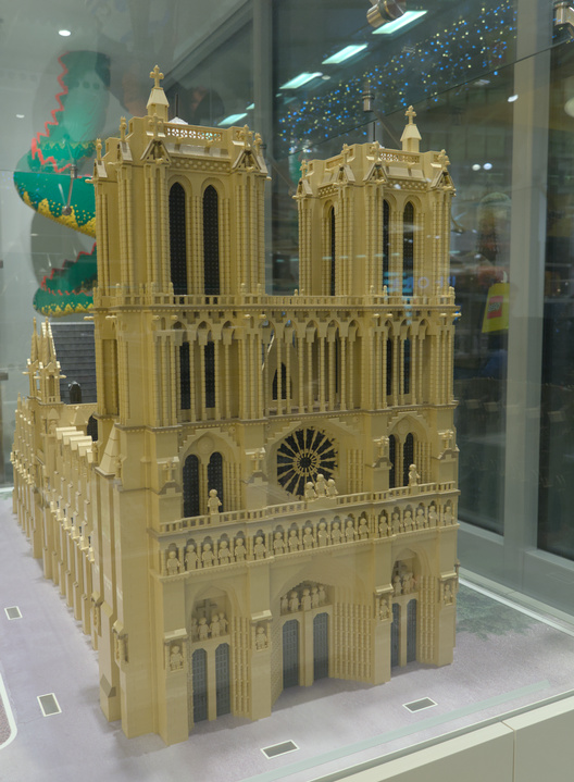 Modelo de legos de la catedral de Notredame.
