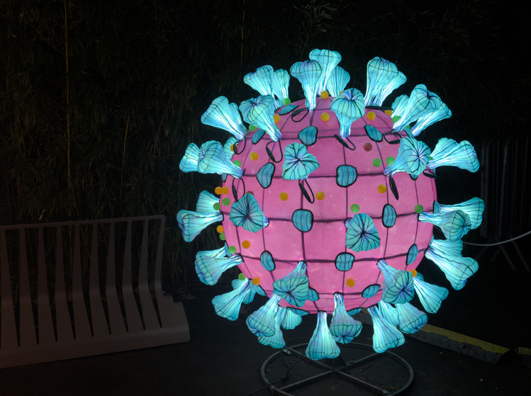 Escultura iluminada de un virus.
