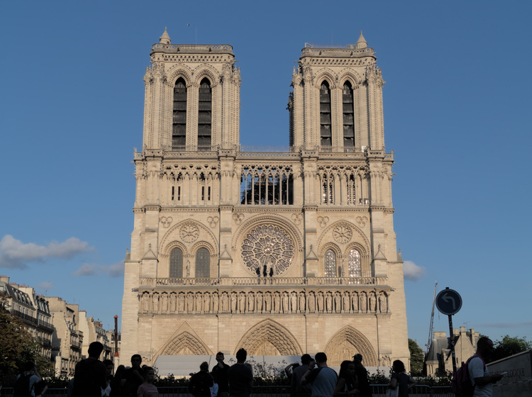 Los reflejos del sol del atardecer le dan tonalidades doradas a los ventanales de Notre Dame.