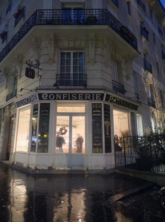 Fachada de una Pastelería y Panadería tradicional parisina. En los letreros se
lee ‘Boulangerie’, ‘Confiserie’ y ‘Pâtisserie’.
