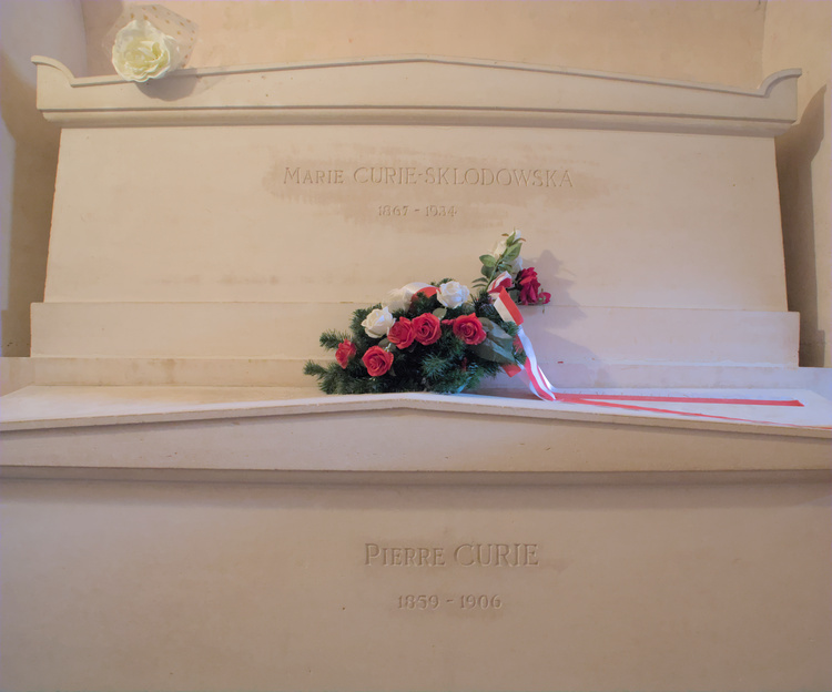 Marie Skłodowska-Curie and Pierre Curie&rsquo;s graves.