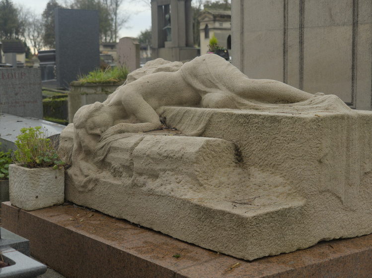 Estatua de una mujer tumbada.
