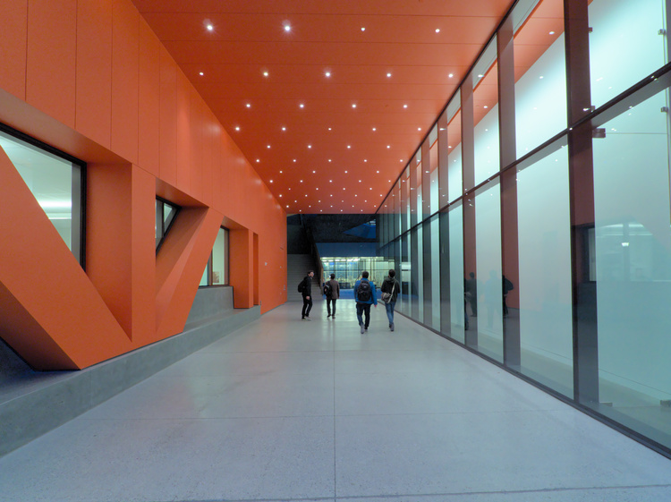 Uno de los pasillos del edificio de Arquitectura.