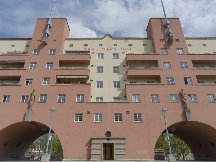 Condominio nombrado en honor a Karl-Marx.
