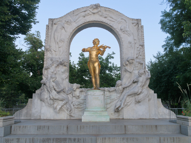 Johann Strauss' statue in Stadtpark.