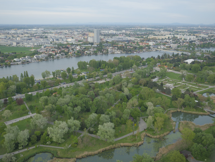 Vista desde arriba del río Danubio y el parque que yace en su ribera.
