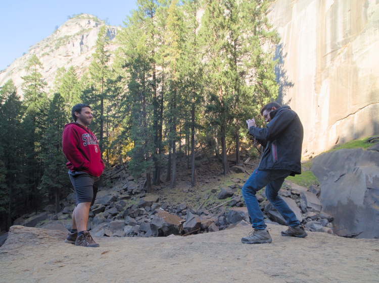 Mis compañeros tomando las fotos turísticas estándar en la cascada Vernal para probar sus nuevas cámaras.